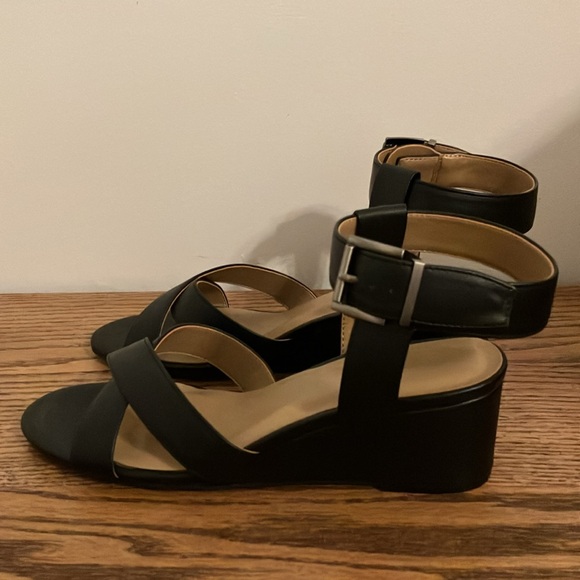 Comfortable Women’s Ankle Strap Mid Wedge Sandal - Picture 6 of 8